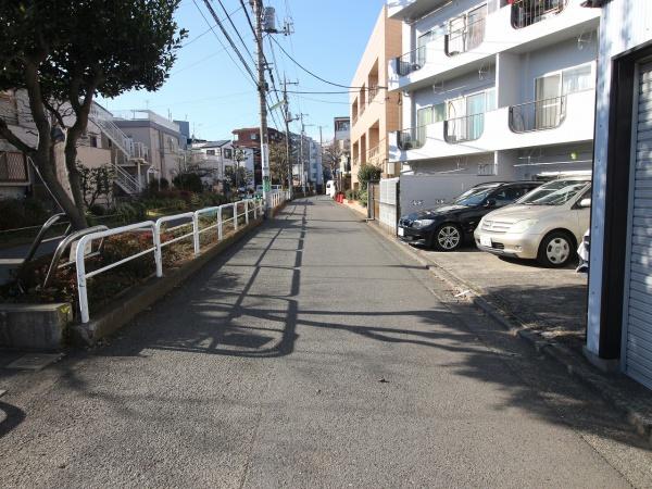 笹塚マンションの前の道路・閑静な住宅街