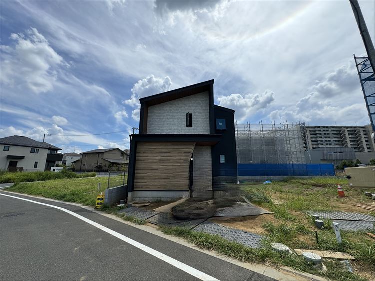 京王相模原線・稲城駅が最寄の、南山エリア。一戸建て住宅の建築現場・足場が外れました